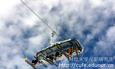 2018年中央財(cái)經(jīng)大學(xué)在職研究生學(xué)費(fèi)多少？